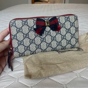 Gucci Red/Navy Blue GG Supreme Canvas Crystal Embellished Bow Zip Around Wallet